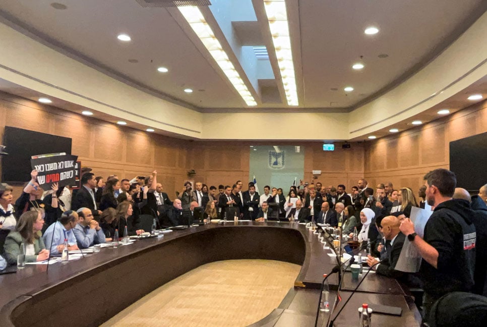 ইসরায়েলের পার্লামেন্টে হামলা চালাল জিম্মিদের স্বজনরা