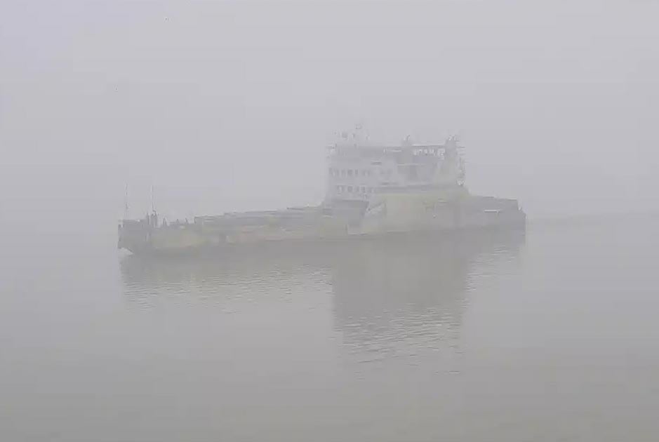 ঘন কুয়াশায় আরিচা-কাজিরহাট নৌ পথে ফেরি চলাচল বন্ধ