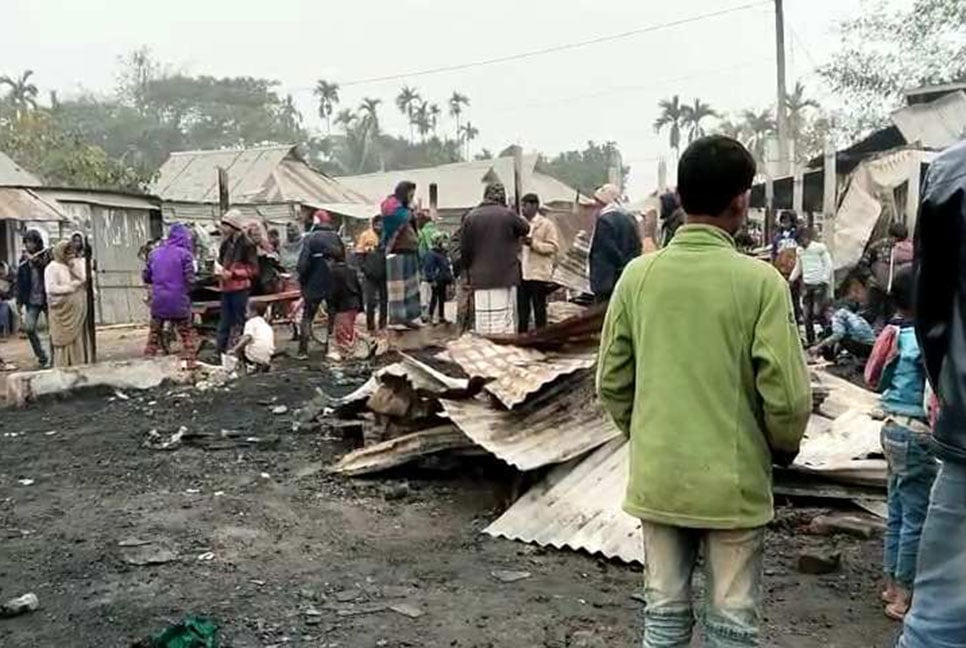 নেত্রকোনার দুর্গাপুর-সদর সীমান্তে আগুনে ৮ দোকান পুড়ে ছাই