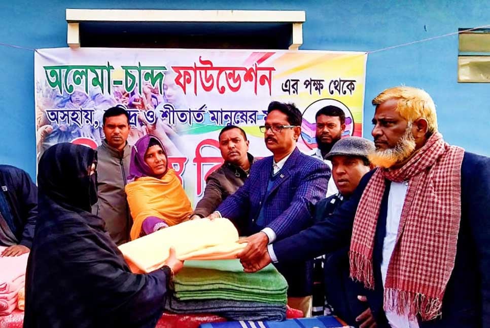 নাচোলে শীতবস্ত্র বিতরণ