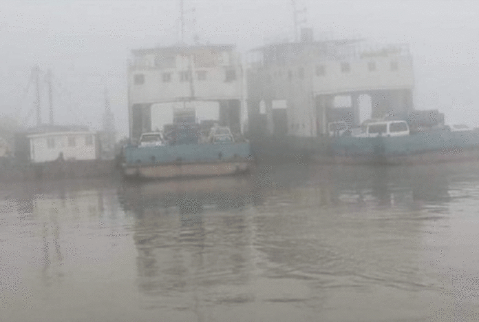 ঘন-কুয়াশায়-মাঝ-নদীতে-আটকা-৬-ফেরি.gif