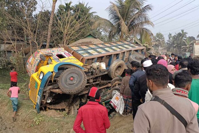 ময়মনসিংহে-ট্রাকচাপায়-মা-মেয়েসহ-তিন-যাত্রী-নিহত.jpg