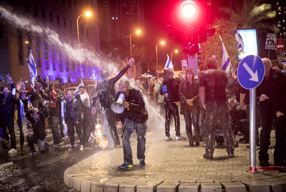 নেতানিয়াহুর পদত্যাগের দাবিতে ইসরায়েলের রাজপথে বিক্ষোভ, আটক ২১