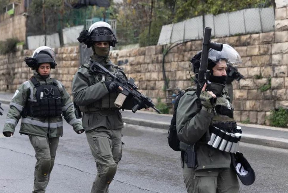 ইসরায়েলি বাহিনীর মারধর থেকে বাঁচেননি একজন ফিলিস্তিনি পুরুষও!