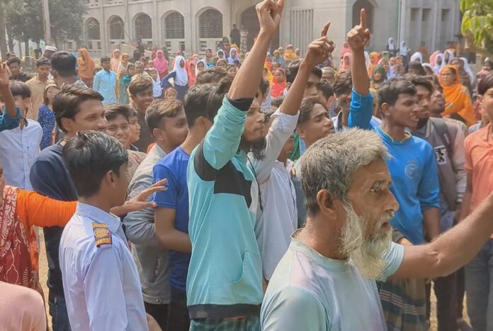 সিরাজগঞ্জে-ঘুষের-টাকা-ফেরত-পেতে-শিক্ষিকার-মরদেহ-নিয়ে-স্কুলে-বিক্ষোভ.jpg