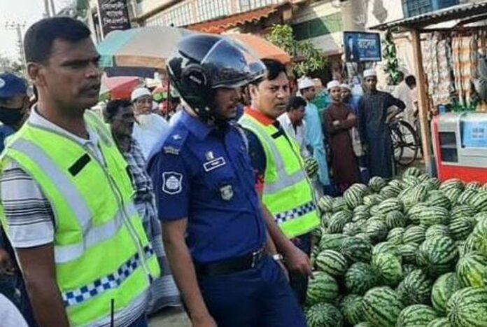 ফুলপুরে-মহাসড়কে-দোকান-যানজটমুক্ত-রাখতে-পুলিশের-অভিযান.JPG
