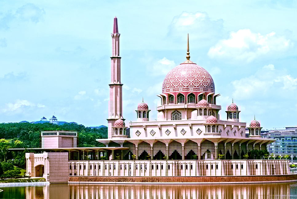 মালয়েশিয়ার যে মসজিদটি মুগ্ধ করে সবাইকে