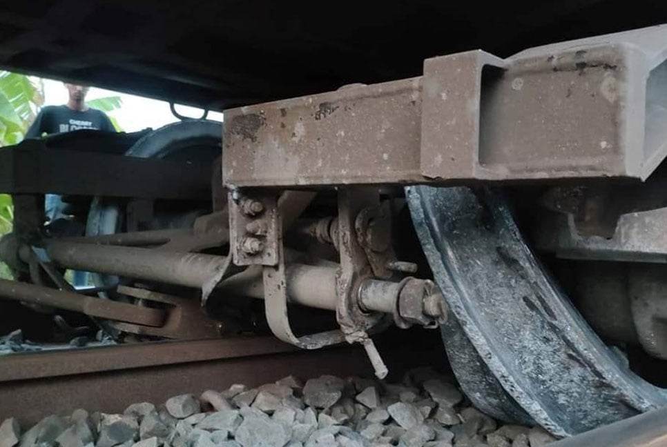 চাকা লাইনচ্যুত, ঢাকার সঙ্গে উত্তরবঙ্গের রেল যোগাযোগ বন্ধ