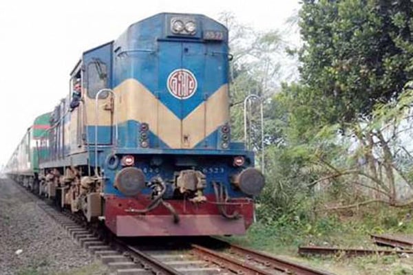 ৫ ঘণ্টা পর ঢাকার সঙ্গে উত্তরবঙ্গের রেল যোগাযোগ শুরু