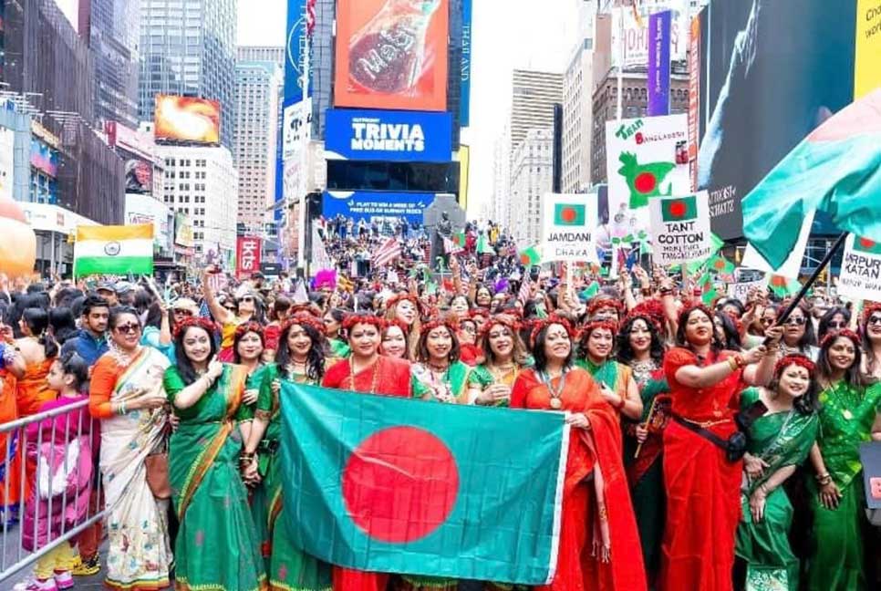 টাইমস স্কোয়ারে লাল-সুবজ শাড়িতে নেচে গেয়ে বাংলাদেশকে উপস্থাপন