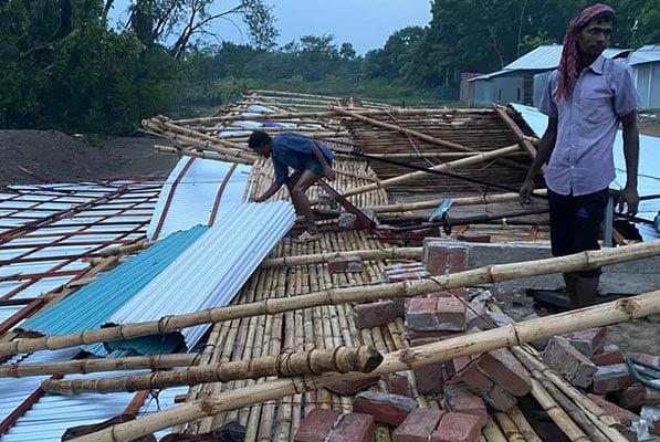 ফরিদপুরে কালবৈশাখীর তাণ্ডবে ঘরবাড়ি গাছপালা বিধ্বস্ত 