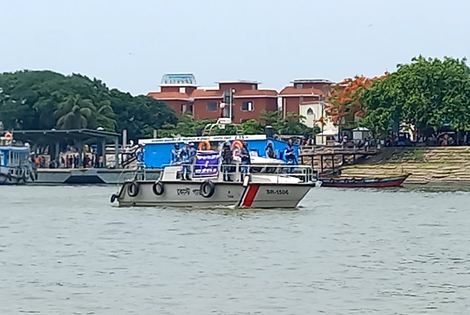 চাঁদপুরের চরাঞ্চলে উপজেলা নির্বাচনি এলাকায় কোস্টগার্ডের মহড়া