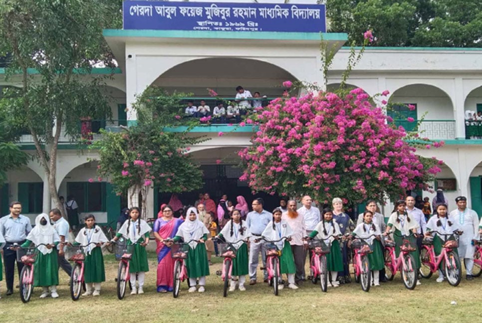 ছাত্রীদের মাঝে সাইকেল বিতরণ