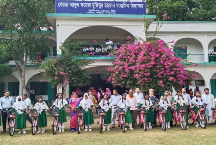 ছাত্রীদের-মাঝে-সাইকেল-বিতরণ.jpg