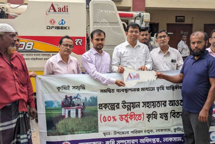 লাকসামে-তিন-কৃষককে-কম্বাইন-হারভেস্টার-প্রদান.jpg