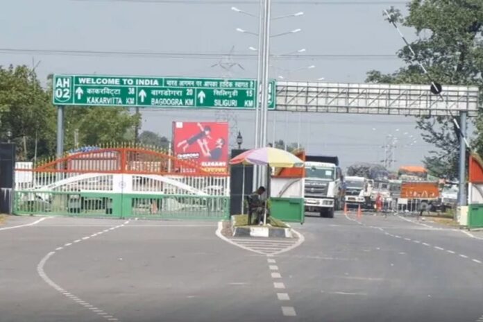 কমপ্লিট শাটডাউনে বাংলাবান্ধা স্থলবন্দরে আমদানি-রপ্তানি বন্ধ