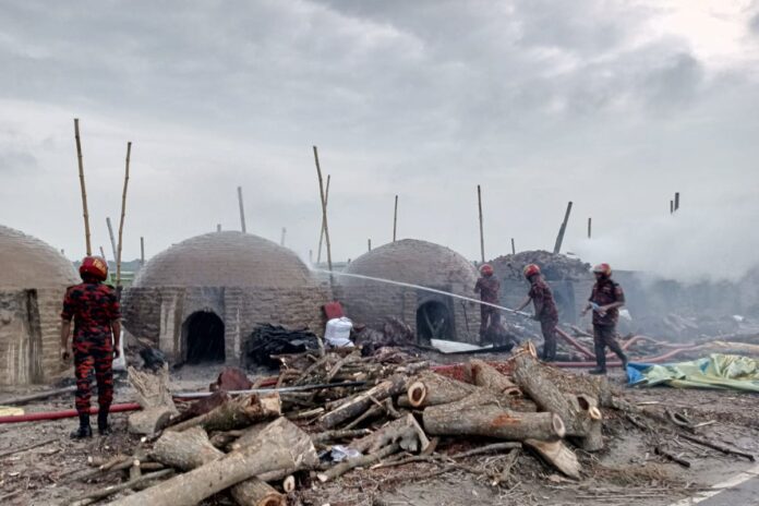 অবৈধ কয়লা তৈরির কারখানা গুঁড়িয়ে দিলো ভ্রাম্যমাণ আদালত