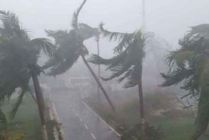 সাত অঞ্চলে ৬০ কিমি বেগে হতে পারে ঝড়