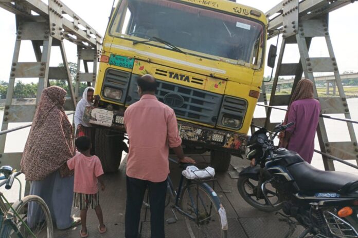 কুড়িগ্রামের সোনাহাট স্থলবন্দর সড়কে যানবাহন চলাচল বন্ধ