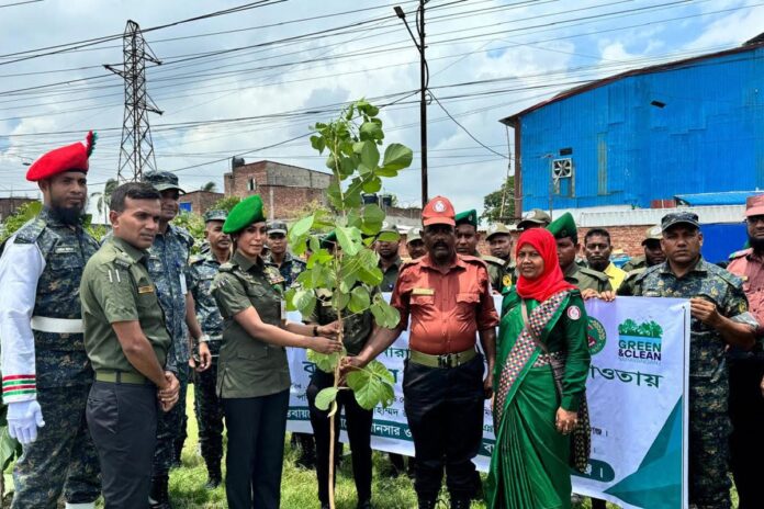 ‘গ্রীন অ্যান্ড ক্লিন নারায়ণগঞ্জ’ কর্মসূচিতে গাছ লাগাল আনসার-ভিডিপি