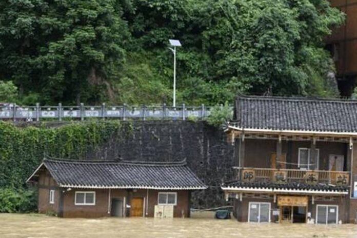 চীনের মধ্যাঞ্চলে ভারী বৃষ্টিপাতে দুইজনের মৃত্যু