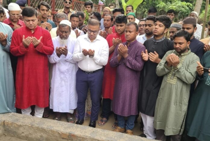 1752644911-0331f1beab22fb6d25616fda3a99b07b শহীদ আবু সাঈদের কবরে বেরোবি উপাচার্য ও রংপুরের জেলা প্রশাসকের শ্রদ্ধা