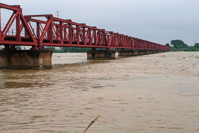 1752665471-81fa93eaf301ea936aec41a2f9828f9b বাড়ছে তিস্তার পানি, চার জেলার নিম্নাঞ্চল প্লাবিত হওয়ার শঙ্কা