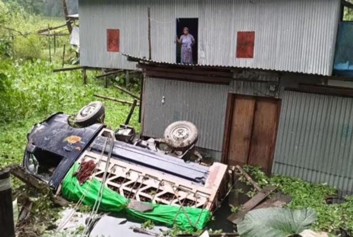 মাদারীপুরে ডিমভর্তি পিকআপ খাদে পড়ে ব্যবসায়ীর মৃত্যু