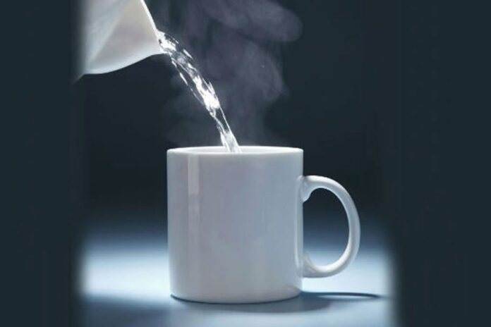 যেসব কারণে পান করবেন কুসুম গরম পানি