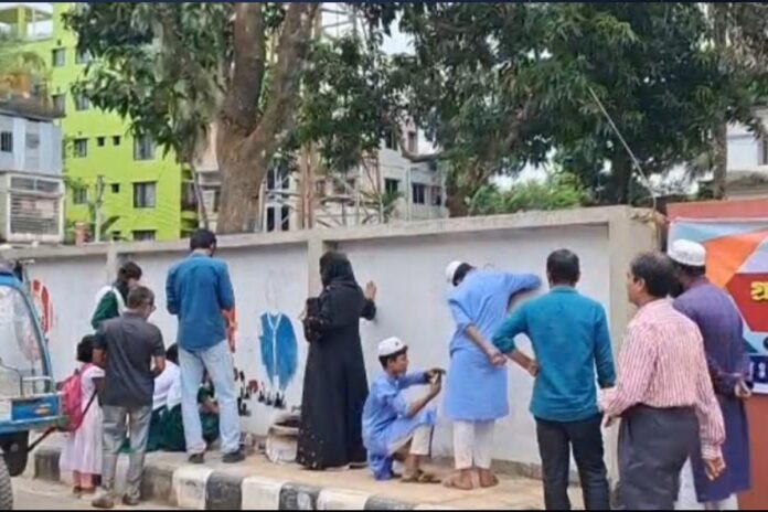 ভোলায় দেয়ালে জুলাইয়ের গ্রাফিতি ফুটিয়ে তুললো শিক্ষার্থীরা