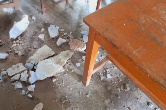 পরীক্ষার মাঝে পলেস্তারা ধসে ৭ শিক্ষার্থী আহত