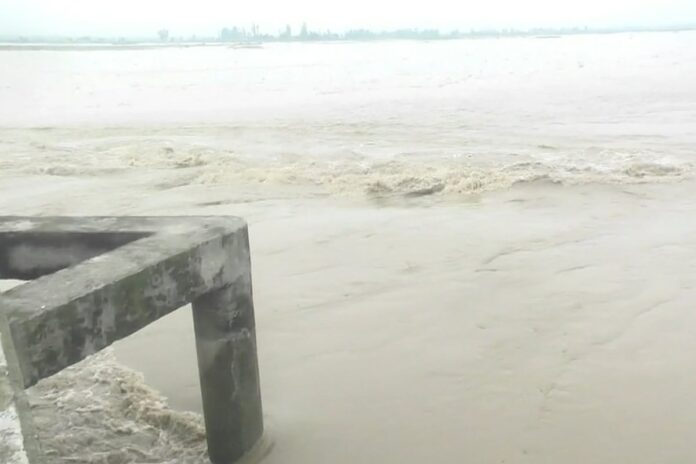 কুড়িগ্রামে বন্যার পদধ্বনি, তিস্তা নদীর পানি বিপৎসীমা ছুঁইছুঁই