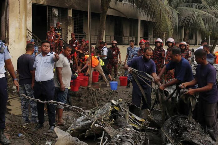 1753351496-d0096ec6c83575373e3a21d129ff8fef মাইলস্টোনে বিমান বিধ্বস্ত: এখনও তিন শিক্ষার্থী ও ২ অভিভাবক নিখোঁজ