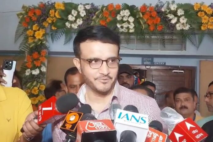 বাংলাভাষীদের হেনস্থা, কৌশলে এড়িয়ে গেলেন সৌরভ গাঙ্গুলি!