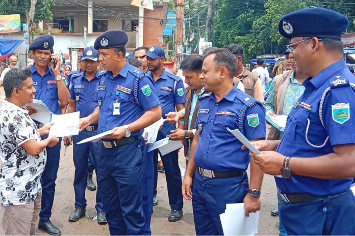 ছুরি-চাকু ও সন্ত্রাস রুখতে বগুড়া জেলা পুলিশের লিফলেট বিতরণ