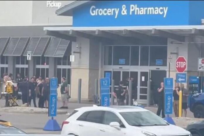 আমেরিকায় ওয়ালমার্টে ছুরিকাঘাতে আহত ১১