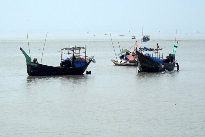 মেঘনায় মিলছে না কাঙ্ক্ষিত ইলিশ, জেলে পল্লীতে নিরানন্দ