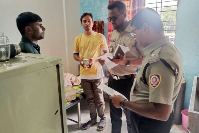 মাদকবিরোধী প্রচারণা : ঠাকুরগাঁওয়ে হাসপাতাল, ফার্মেসিতে লিফলেট বিতরণ