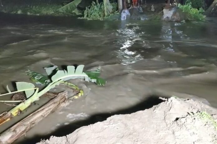 রাস্তাঘাট, ফসলি মাঠ তলিয়ে যাচ্ছে: বন্যার মুখে লালমনিরহাট