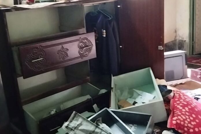 গাইবান্ধায় শিক্ষকের বাড়িতে ডাকাতি
