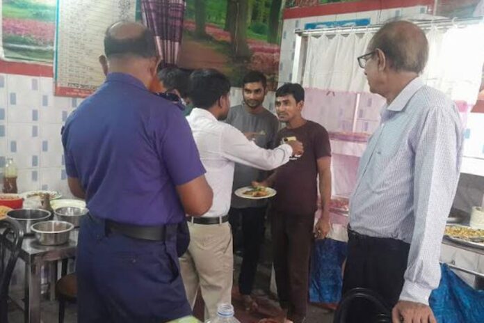 1753977009-8c6e0f9fe9c68b266e466d8b3e1dac22 গাইবান্ধায় ভোক্তা অধিকারের অভিযানে ৩ হোটেলকে জরিমানা