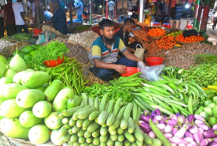 1754040223-466335d3ef0582cb3495dd1f2d0c6cb6 বগুড়ায় দাম বেড়েছে সবজিসহ ডিম-মুরগির