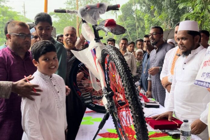 1754118141-1cd8cc5c000596ebecd1149192f15ef8 জামাতে নামাজ পড়ে পাওয়া গেলো উপহার