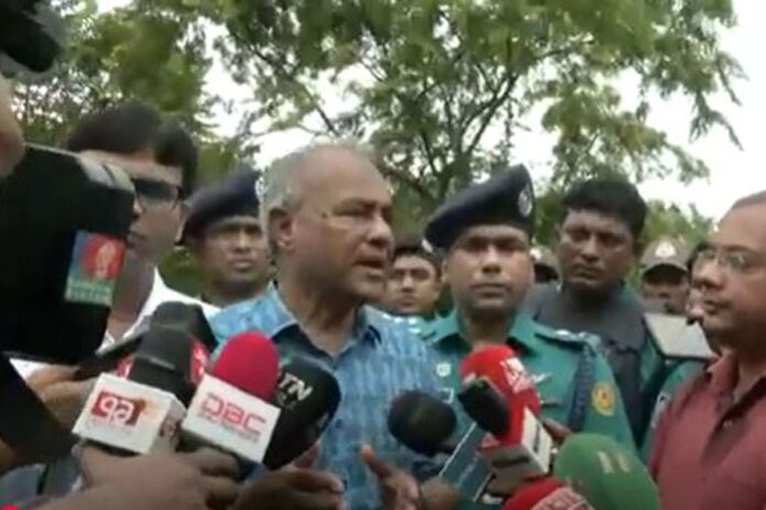 রায়েরবাজার গণকবরের ১১৪ জুলাই শহীদের মরদেহ তোলা হবে: স্বরাষ্ট্র উপদেষ্টা