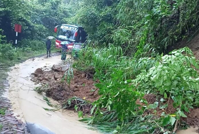 বাঘাইছড়িতে পাহাড় ধসে সড়ক যোগাযোগ সাময়িক বন্ধ