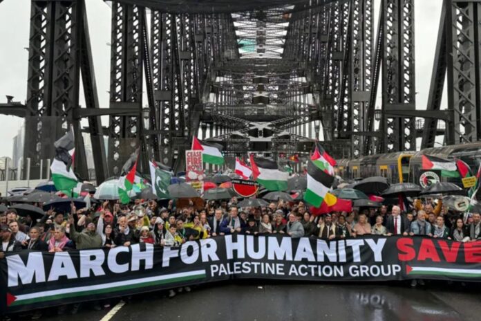 ফিলিস্তিনিদের পক্ষে বিক্ষোভে যোগ দিলেন জুলিয়ান অ্যাসাঞ্জ