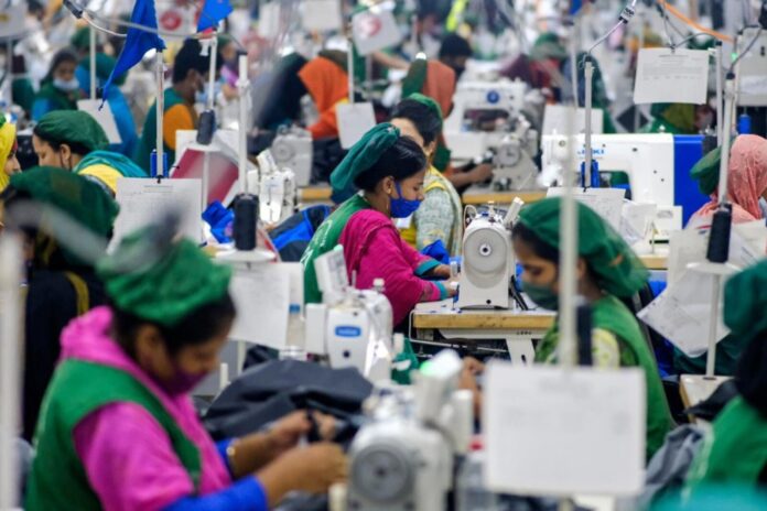 ৫ আগস্ট সব পোশাক কারখানায় সাধারণ ছুটি ঘোষণা