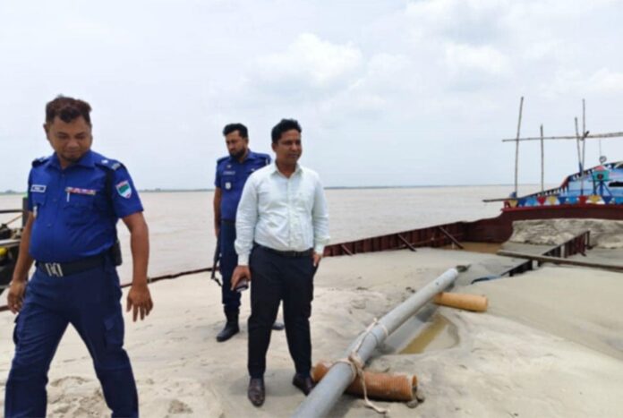 কুষ্টিয়ায় অবৈধভাবে বালু উত্তোলন, জরিমানা