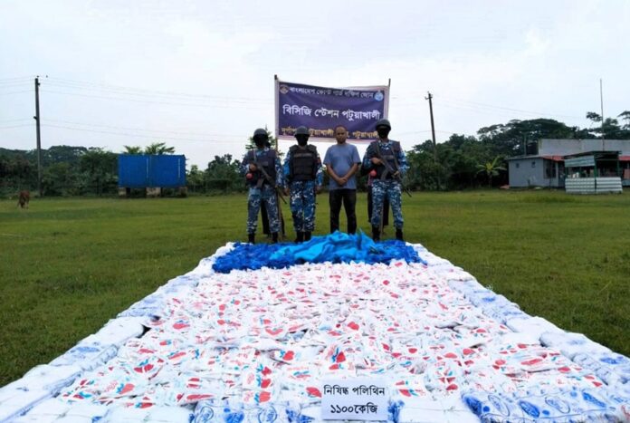 পটুয়াখালীতে নিষিদ্ধ পলিথিন জব্দ