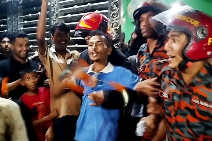 লক্ষ্মীপুরে পাঁচতলার কার্নিশ থেকে রহস্যময় যুবককে উদ্ধার করল ফায়ার সার্ভিস